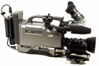 JVC GY DV500U DV Camcorder 33 Hrs w AC Supply Manual Focus 50W Light