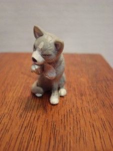 1998 Topps Perlorian Cat Figurine Gray Licking Paw