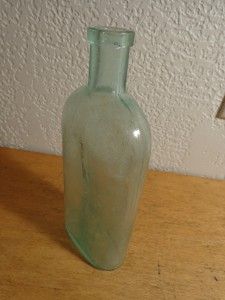 Lydia E Pinkhams Vegetable Compound Glass Bottle 14 1 2 ozs Embossed