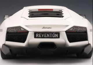 18 AutoArt Lamborghini LP670 4 SV Matt White + Reventon + Freebie 1