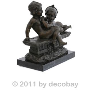 Zwei nackte Kinder ein Junge und ein Mädchen spielen Bronze Figuren
