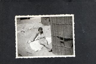 Foto Strand Frau Badeanzug Strandkorb um 1940