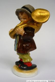 Porzellanfigur , deutsch um 1920 1930. Darstellung eines Jungen auf