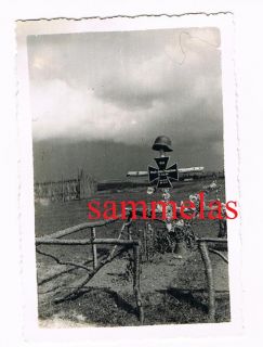 WK2 Foto Wehrmacht Heldengrab mit Stahlhelm Russland 12 AR 109 Grab