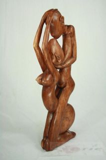 Abstrakte Holzfigur Modell liebendes Paar ewiger Kuss aus der Umarmung