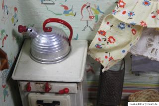 Alte Puppenküche mit Inventar teilweise mit Jugendstil Porzellan