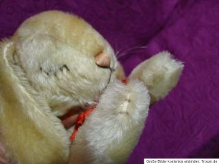 schlafender Hase Floppy von Steiff mit Knopf im Ohr und Fähnchen